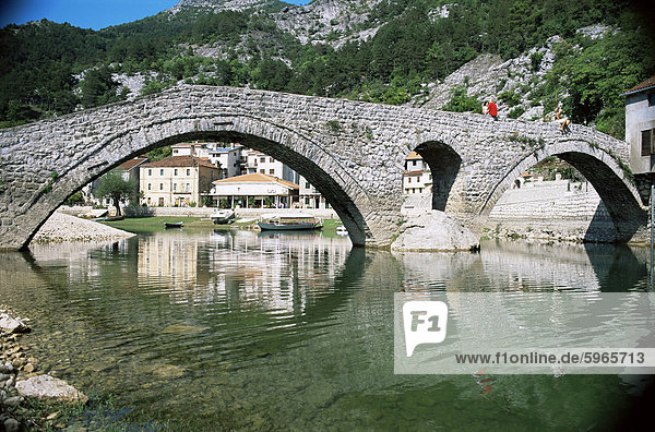 Brücke bei Rijeka Crnojevica  eine ehemalige königliche Sommerfrische  in der Nähe von Cetinje  Montenegro  Europa