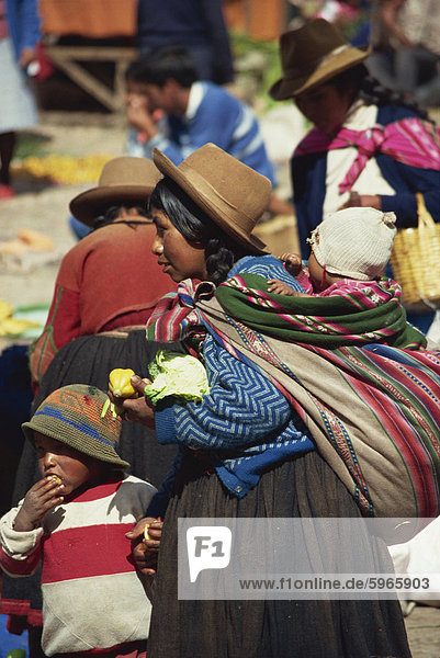 Portrait einer Frau in einem Filzhut mit ihren Kindern am Sonntag Markt bei Pisac in Peru Südamerika