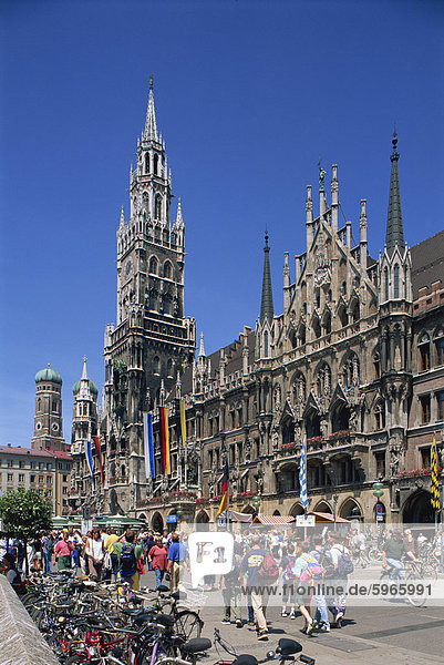 Touristen auf dem Marienplatz vor dem neuen Rathaus in der Stadt München  Bayern  Deutschland  Europa