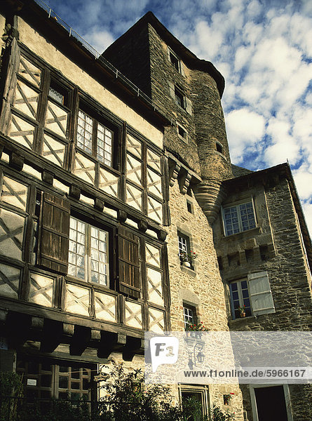 Frankreich Europa Außenaufnahme Stein Wohnhaus Schloßturm Dorf Palast Schloß Schlösser Limousin