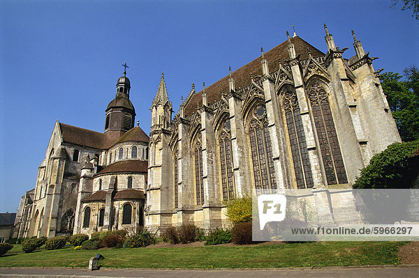 Aussenansicht des 12. Jahrhundert christliche Kirche des St. Germer de Fly  Oise  Picardie  Frankreich  Europa