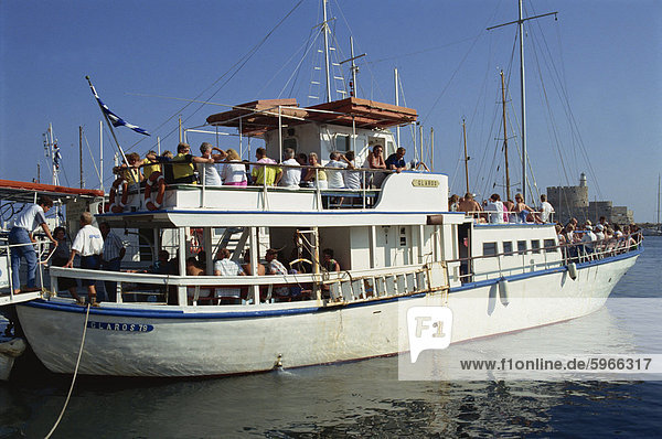 Touristenboot in Mandraki Hafen auf der Insel Rhodos  Dodekanes  griechische Inseln  Griechenland  Europa