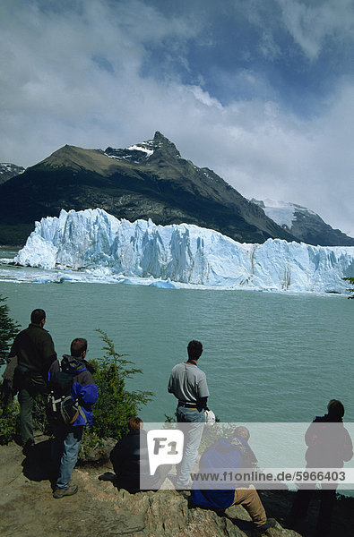 Tourists looking at Moreno Glacier  Park National Los Glaciares  UNESCO World Heritage Site  Argentina  South America