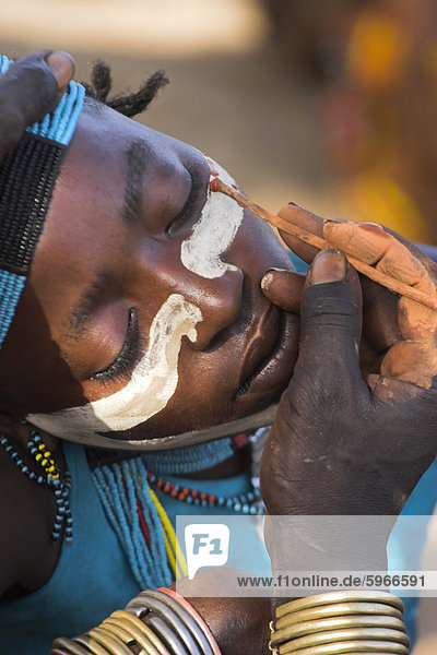 Gesicht Anstrich mit einer Mischung aus Lehm  Öle und pflanzlichen Pigmenten in Vorbereitung auf die Hamer (Hamar) springen der Bullen Einleitung Zeremonie  Turmi  unteren Omo-Tal  Äthiopien  Afrika