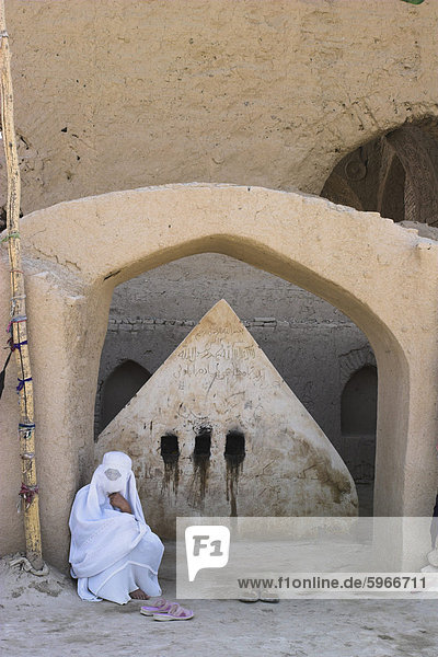 Lady besuchen ein möglich frühen 8. Jahrhundert Grab eines Heiligen 19. Jahrhundert hinter Moschee für Blesssing für Geburt/Krankheit  No-Gonbad Moschee Khoja Piada oder Masjid-e Haji Piyada  Balch  auch genannt Balkh Provinz  Afghanistan  Irak  Naher Osten