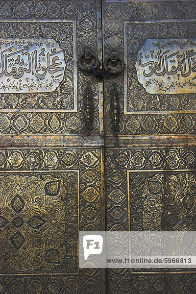 Bronzetüren im Hof der Freitagsmoschee oder Masjet-eJam  gebaut im Jahr 1200 durch die Ghorid Sultan Ghiyasyddin auf dem Gelände einer früheren 10. Jahrhundert Moschee  Herat  Provinz Herat  Afghanistan  Asien