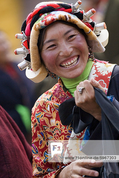 Junge Frau in ethnischen Kleid  Jingang Tempel  Kangding  Sichuan  China  Asien