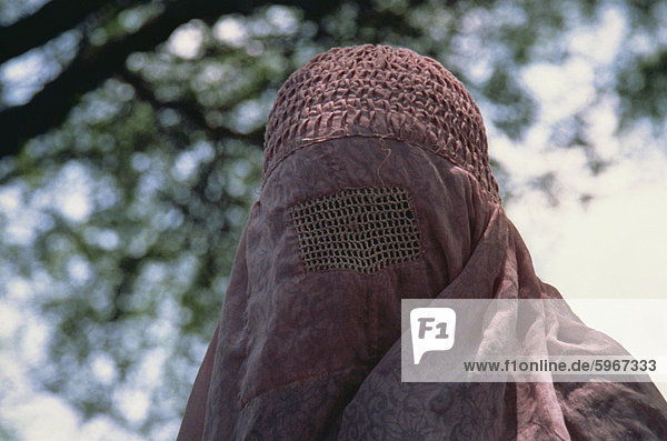 Porträt einer verschleierte muslimische Frau in Nordpakistan  Asien