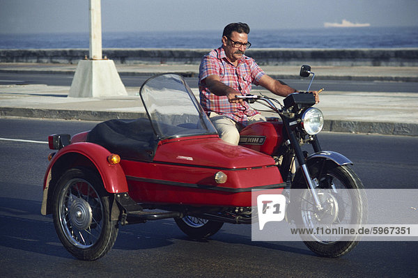 Havanna Hauptstadt Portrait Mann reifer Erwachsene reife Erwachsene Westindische Inseln Mittelamerika Motorrad Kuba Seitenwagen