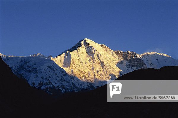 Sonne auf schneebedeckten Bergspitzen  Himalaya  Nepal  Asien