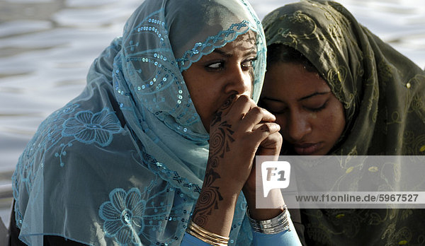 Mädchen mit hennaed Tätowierungen neben dem Nil  Assuan  Ägypten  Nordafrika  Afrika