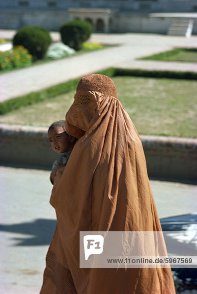 Frau in Burka tragen Kind  Lahore  Pakistan  Asien
