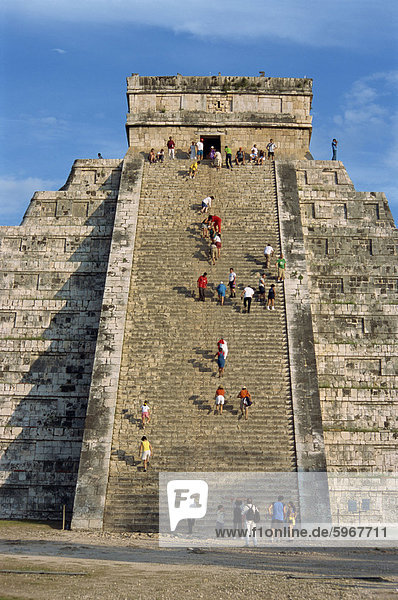 Touristen Klettern El Castillo  Pyramide  die Gott gewidmet  Kukulcan  Chichen Itza  UNESCO Weltkulturerbe  Yucatan  Mexiko  Nordamerika