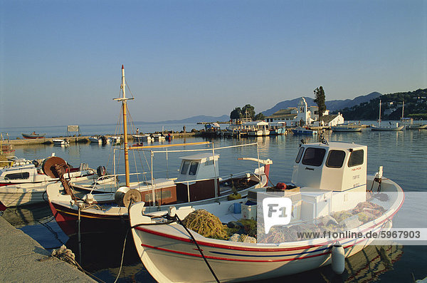 Ankern die Fischerboote vor Vlacherna Kloster  Kanoni  Corfu  Ionische Inseln  griechische Inseln  Griechenland  Europa