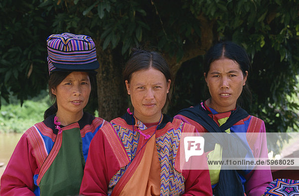 Porträt von drei Frauen des Stammes der Lisu-Hügel an der Chiang Dao Elephant Training Centre in Chiang Mai  Thailand  Südostasien  Asien