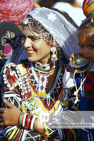 Rajasthani Mädchen geschmückt mit Schmuck  Bikaner Desert Festival  Rajasthan Indien  Asien