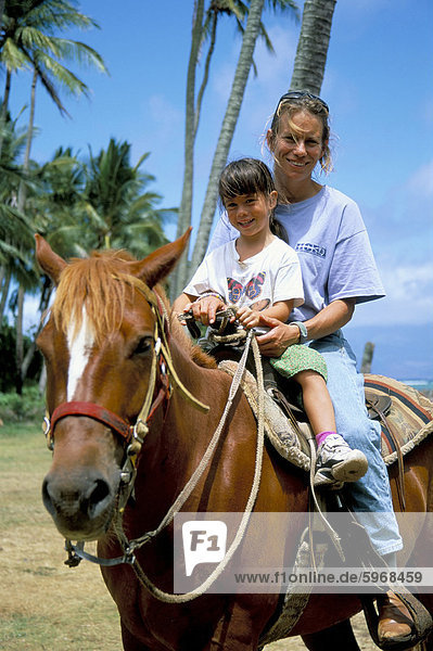 Mutter und Kind Reiten  Molokal  hawaiische Inseln  Vereinigte Staaten von Amerika  Nordamerika