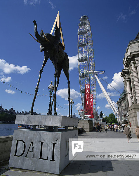 Der Raum-Elefant von Salvador Dali neben dem London Eye  London  England  Großbritannien  Europa