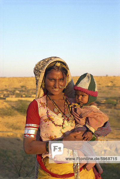 Frau und Kind  Jaisalmer  Rajasthan Zustand  Indien  Asien