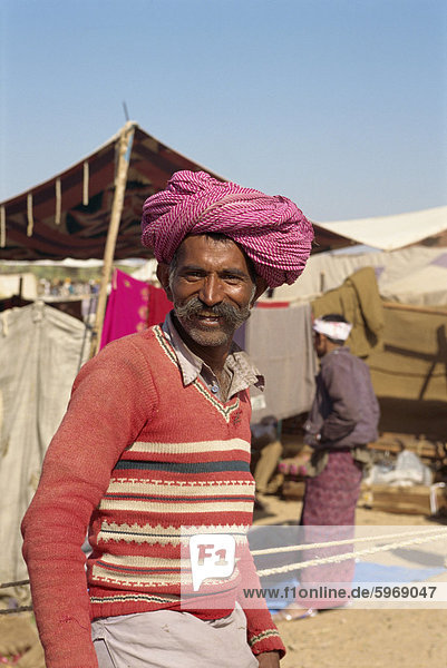Mann im Turban am Vieh fair in der Nähe von Dechhu  nördlich von Jodhpur  Bundesstaat Rajasthan  Indien  Asien