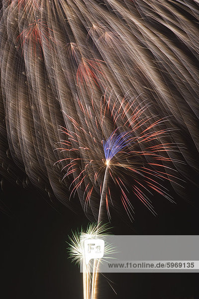 Feuerwerk feiert den 4. Juli  Miami  Florida  Vereinigte Staaten von Amerika  Nordamerika