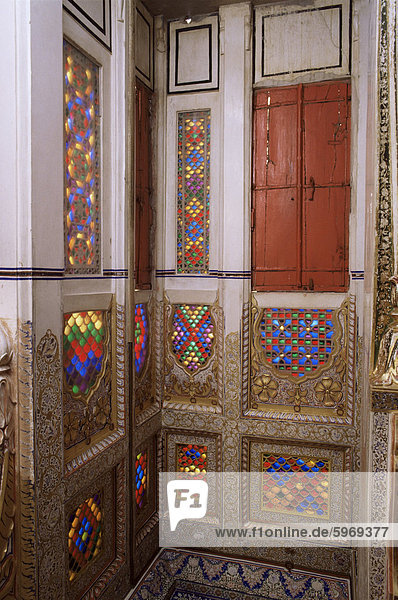 Original alte befleckten Glasfenstern und ausgelöst  vergoldeter Stuck  Mehrangarh Fort  Jodhpur  Rajasthan Zustand  Indien  Asien