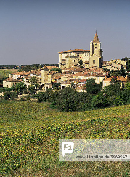 Blick auf Dorf  Lavardens  Gers  Midi-Pyrenees  Frankreich  Europa