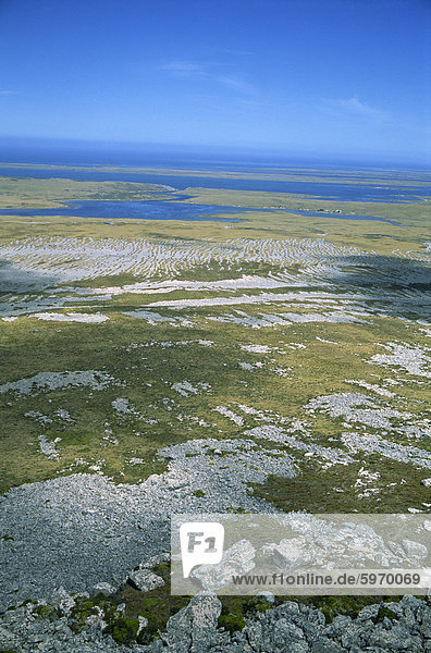 Landschaft mit dem rätselhaften Blockhalden und Küste im Hintergrund  Falkland-Inseln  Südamerika