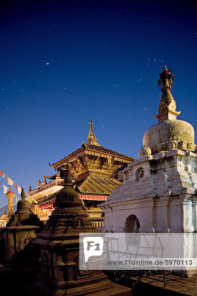 Das Sternbild Orion am Himmel im Morgengrauen über den Hariti Mandir-Tempel  gewidmet der Göttin der Pocken  angebetet von den Hindus und Buddhisten  Swayambhunath  Kathmandu  Nepal  Asien