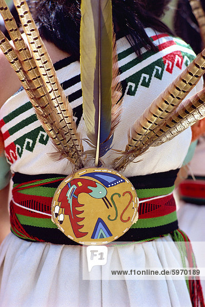 Nahaufnahme der Gürtel und Federn aus dem Kostüm ein Indian Buffalo Tänzer  San Juan  New Mexico  Vereinigte Staaten von Amerika  Nordamerika