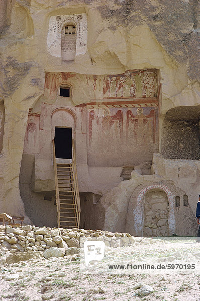 Religiöse Fresken auf außerhalb von einem Felsen schneiden Gebäude bei Göreme in Kappadokien  Zentral Anatolien  Türkei  Kleinasien  Eurasien