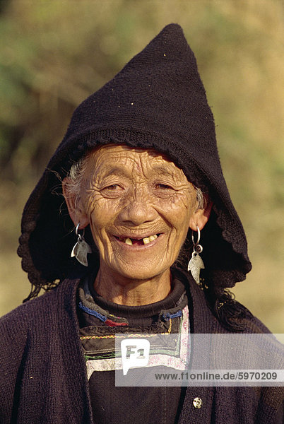 Portrait einer alten Frau Miao in schwarzer Wolle Kapuze in Guizhou  China  Zentralasien