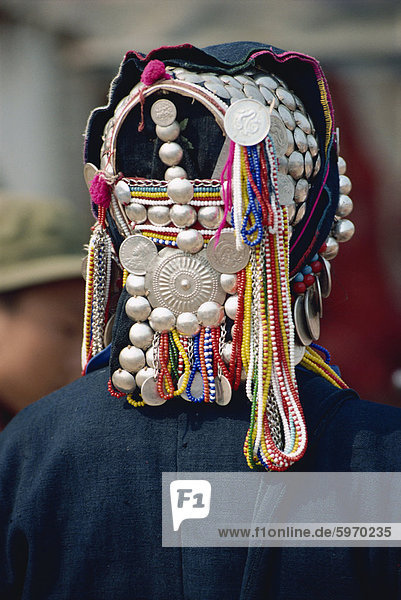 Nahaufnahme von Silber und Perlen auf ein Aini Hani Hat bei Menghai  Yunnan Provinz  China  Asien