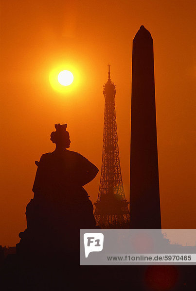 Der Eiffelturm  der Luxor Obelisk  3200 Jahre alt  aus Ägypten und der Straßburg-Statue silhouetted bei Sonnenuntergang  Place De La Concorde  Paris  Frankreich  Europa