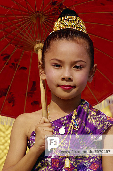 Junges Mädchen in traditioneller Kleidung  Indochina  Laos  Südostasien  Asien