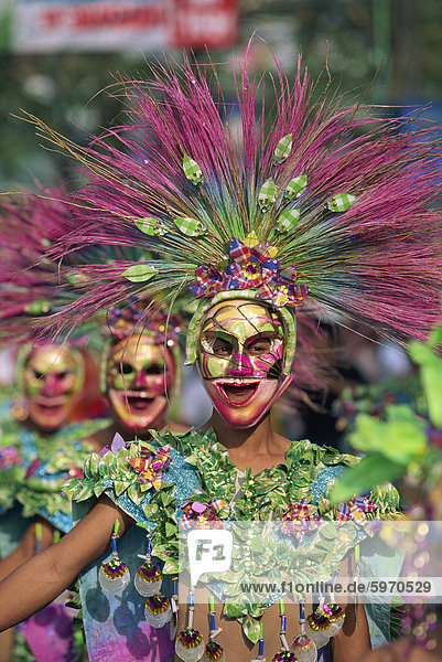 Porträt der maskierte Tänzer in bunten Kostümen am Mardi Gras Karneval  in Iloilo City  Insel Panay  Philippinen  Südostasien  Asien