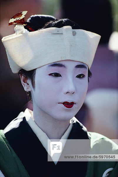 Porträt einer Frau mit weißem Gesicht Make-up und Hut der Heian-Zeit während der Festival of Ages in Kyoto  Japan  Asien