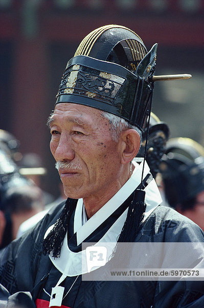 Porträt eines alten Mannes in traditioneller Kleidung  die ein konfuzianischer Gelehrter  während der Sokchon Zeremonie in Südkorea  Asien