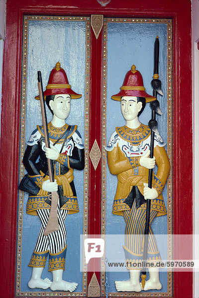 Nahaufnahme der Figuren an den Türen von der Smaragd-Buddha (Wat Phra Kaew)  Bangkok  Thailand  Südostasien  Asien