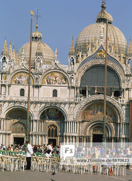 Tourists in front of the Basilica San Marco in Venice  UNESCO World Heritage Site  Veneto  Italy  Europe