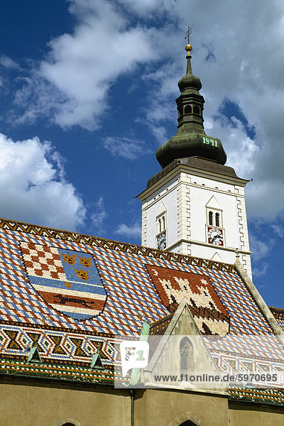 Nahaufnahme der Ziegeldach mit Muster von Schilden und Glockenturm von St. Marks Kirche  Zagreb  Kroatien  Europa
