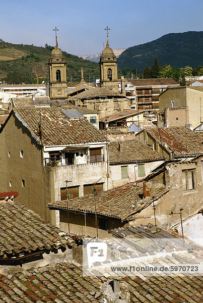 Altbauten mit Ziegeldächern und eine Kirche hinter bei Estella auf dem Camino in Navarra  Spanien  Europa