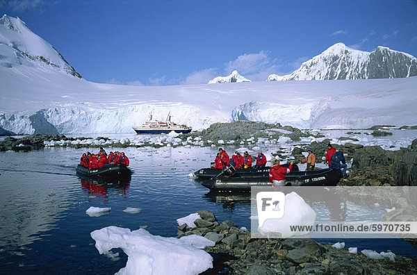 Kreuzfahrt-Passagiere auf Exkursion durch Beiboot  Port Lockroy  einmal einen zweiten Weltkrieg britische Station  jetzt ein Postamt  Antarktische Halbinsel  Antarktis  Polarregionen