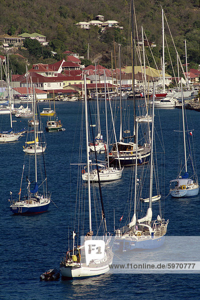 Vertäut Segelboote im Hafen Gustavia  St. Barthelemy (St. Barts)  Inseln über dem Winde  Westindien  Caribbean  Mittelamerika
