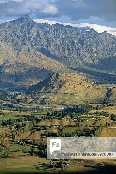 Das Tal der Shotover und The Remarkables von Coronet Peak in das Naturgebiet in der Nähe von Queenstown in West Otago Südinsel Neuseeland Pazifik