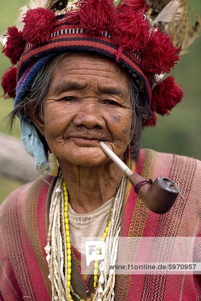 Porträt einer älteren Frau des Stammes der Ifugao tragen ein gewebten Hut mit Federn geschmückt  geschnitzten Vogel bei Banaue  Mountain Province  Nord-Luzon  Philippinen  Südostasien  Asien