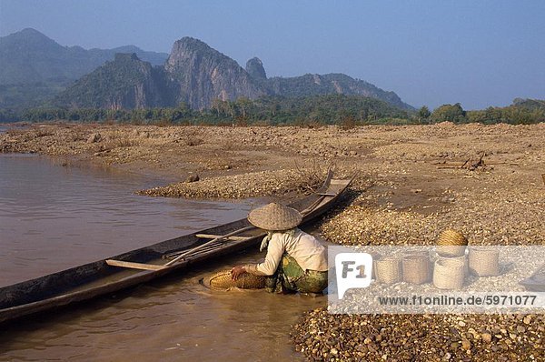 Frau Goldwaschen in der Mekong-Fluss  in Pak Ou  Laos  Indochina  Südostasien  Asien