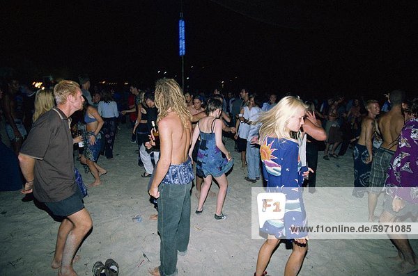 Touristen  die auf einer Vollmond-Party am Haad Rin Beach auf Koh Pha Ngan in Thailand  Südost-Asien Asien tanzen