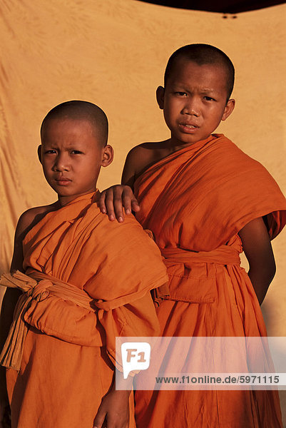 Junge Mönche während der buddhistischen Fastenzeit  Vientiane  Laos  Indochina  Südostasien  Asien
