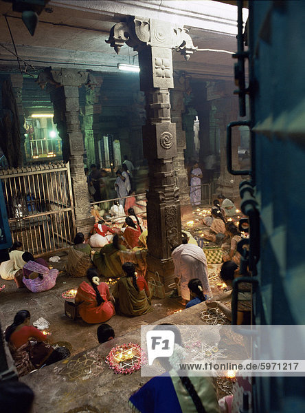 Die Gläubigen in einem Schrein in der Sri-Meenakshi-Tempel  Madurai  Tamil Nadu Zustand  Indien  Asien